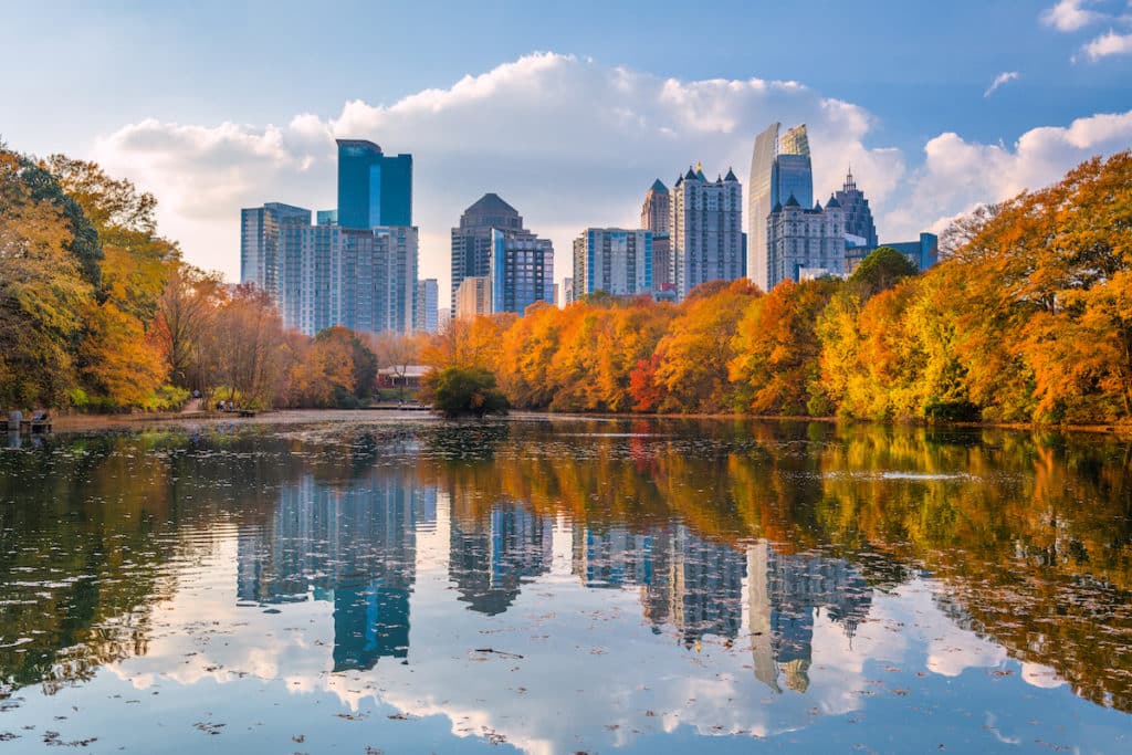 Atlanta, Georgia Piedmont Park skyline in autumn on Lake meer.