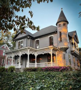 Old-school Victorian mansion in Grant Park